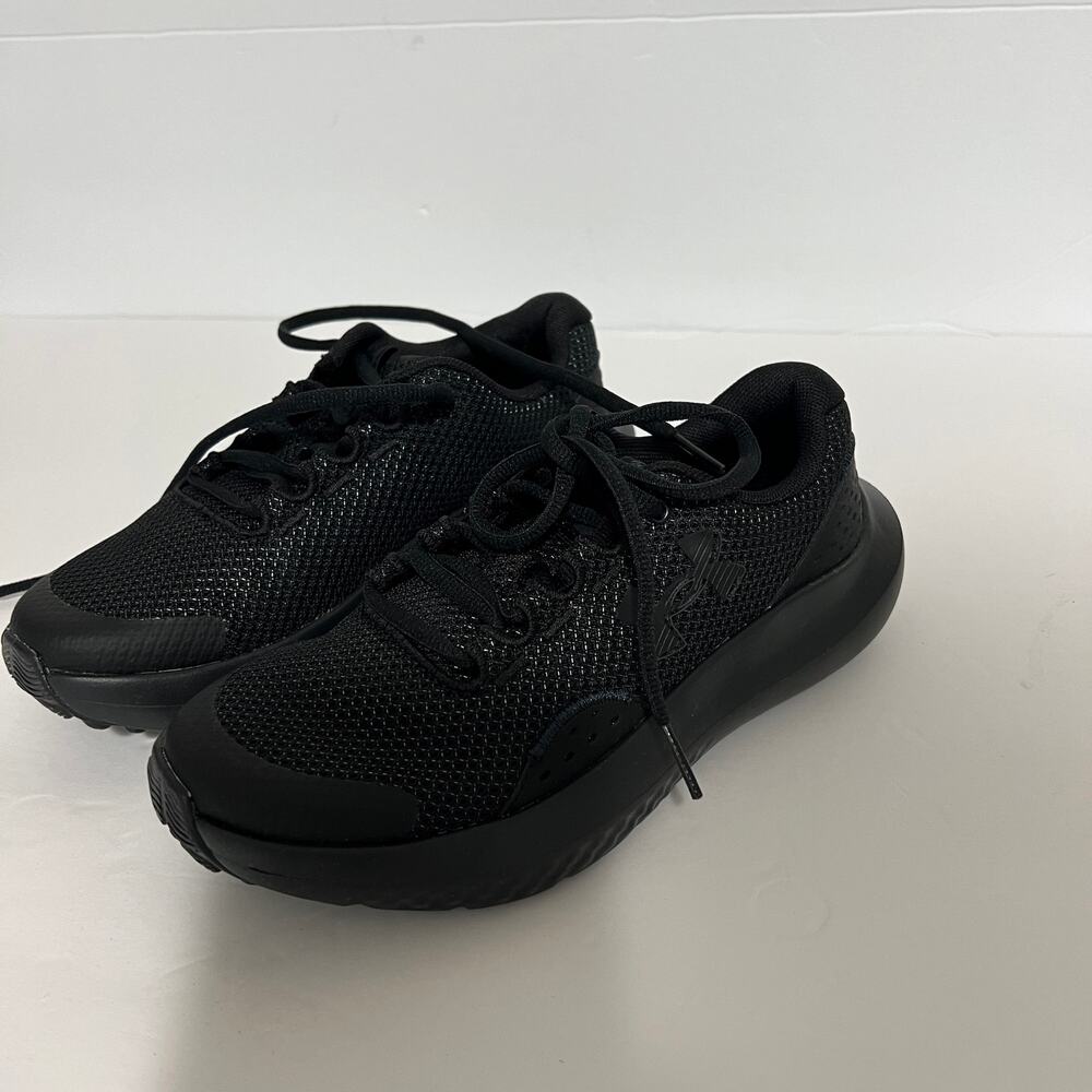 Under armour BGS Surge 4  size 4Y. Brand New